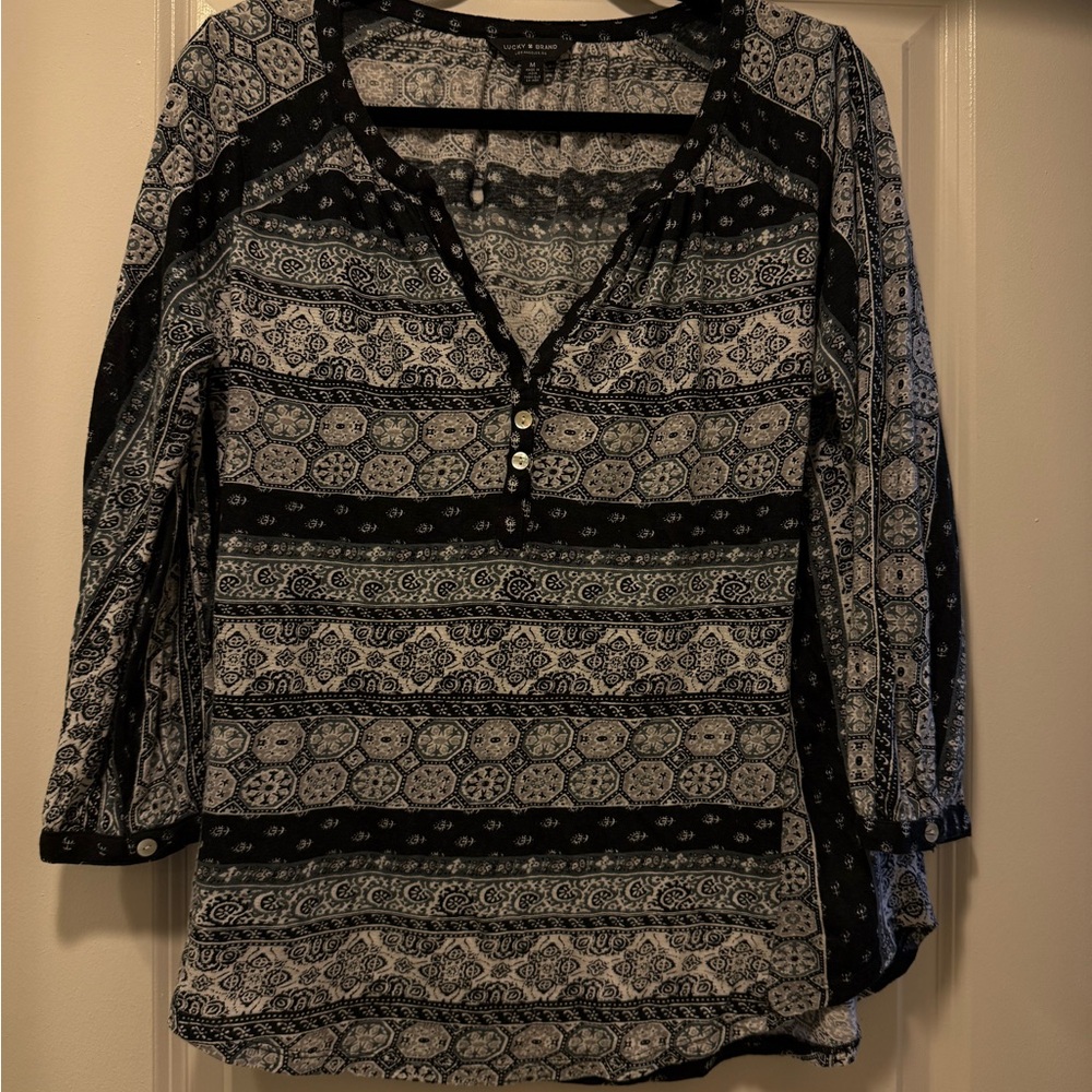 #733. Lucky Brand Long Sleeve Black/white V-Neck Shirt. Size Medium.